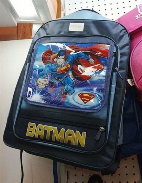 mochila con imagen de superman y título de batman