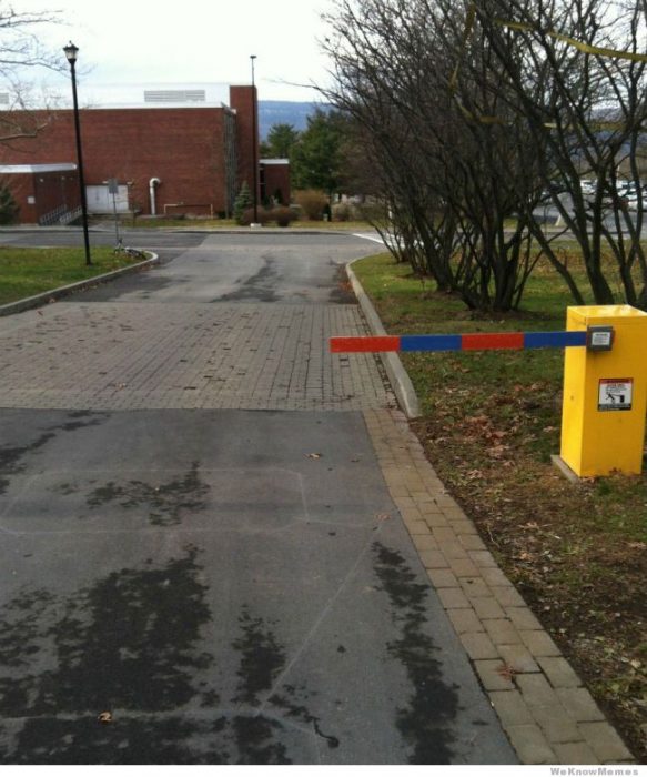 flecha de estacionamiento mal colocada