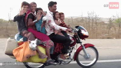 familia grande hindú en motocicleta
