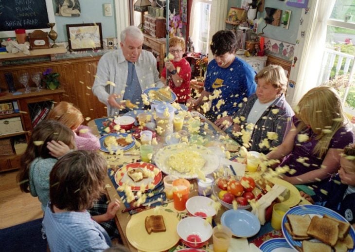 familia numerosa comiendo