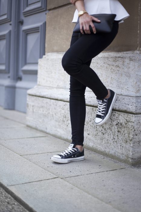 mujer usando converse