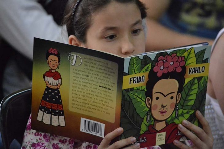 Niña lee libro colección antiprincesas Frida Kahlo