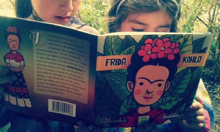 Niños leyendo libro Frida Kahlo colección Antiprincesas