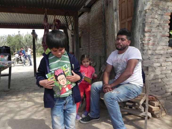 niño con libro colección antiprincesas