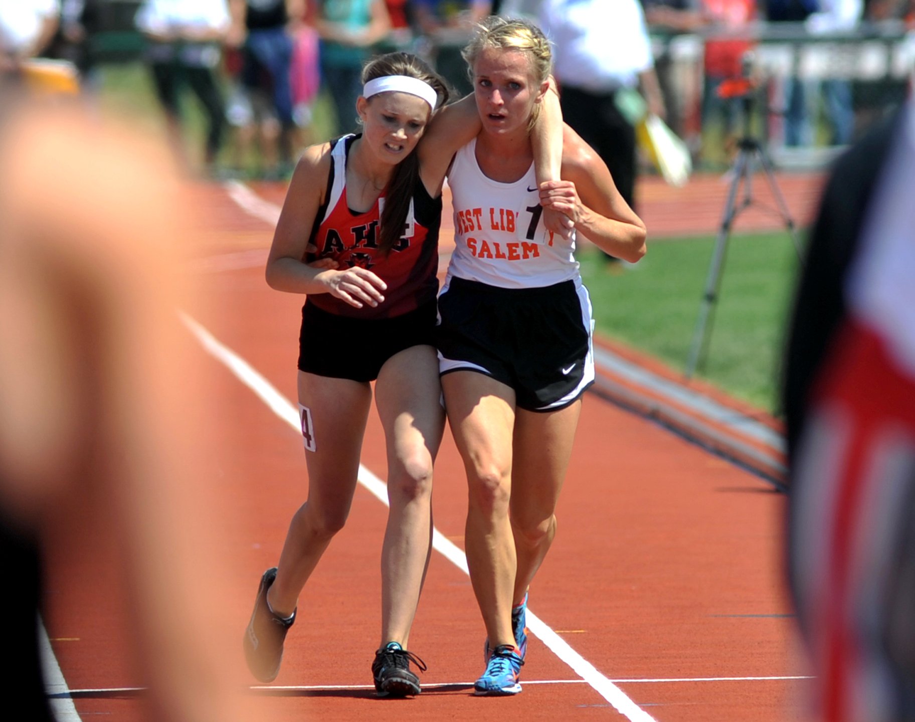 Кеннет кипкемои. Помогли дойти до финиша. Спорт объединяет людей. Бегун из нигерии. Кенийские спортсмены.