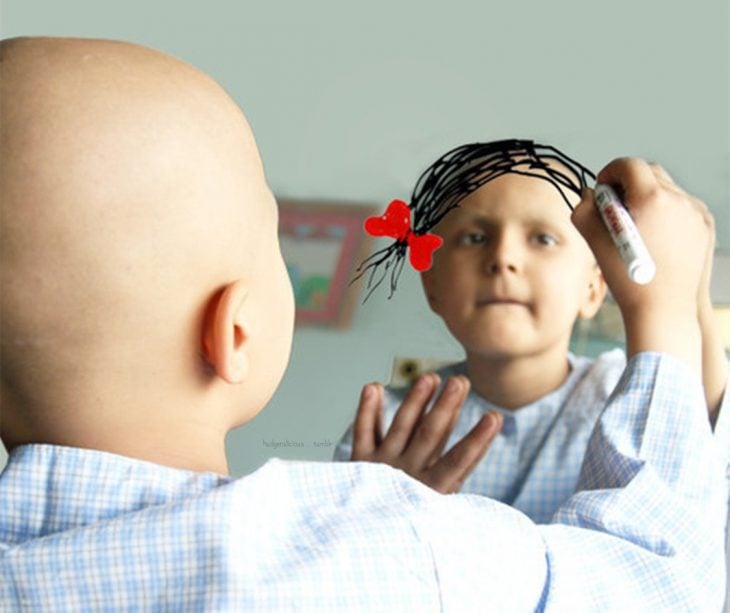 niña con cáncer dibuja en un espejo