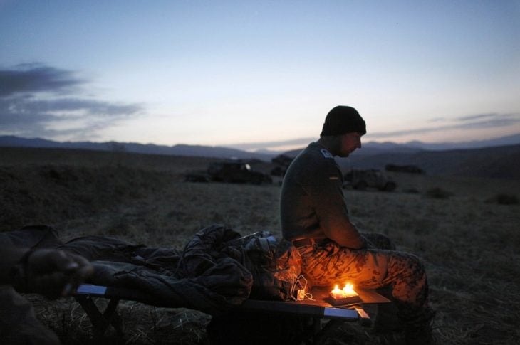 soldado celebra su cumpleaños en Afganistán