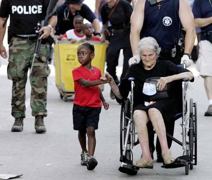 víctimas del huracán Katrina durante evacuación