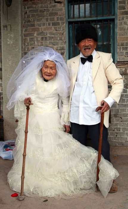 fotografía de boda pareja china después de 88 años