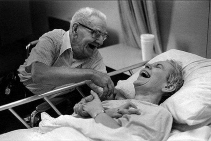 pareja adultos mayores en hospital