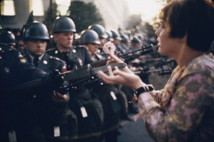 pacifista coloca flor en bayoneta de guardias durante protesta de Vietnam