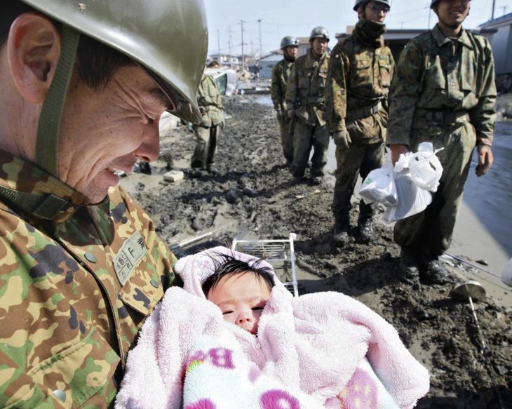 bebé rescatada durante tsunami en Japón