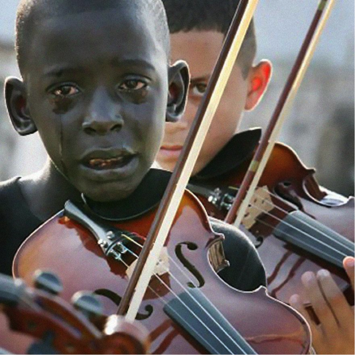 Niño llora tocando el violín