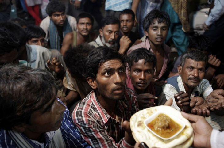 hindúes sin hogar reciben alimentos