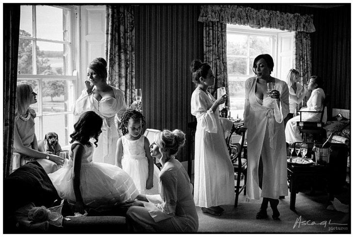 grupo de damas y novia en habitación de hotel antes de ceremonia