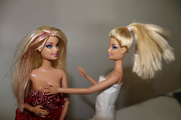 Barbie se le cae blusa