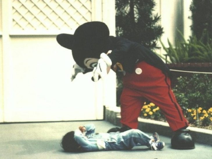 mickey malo asustando a un niño