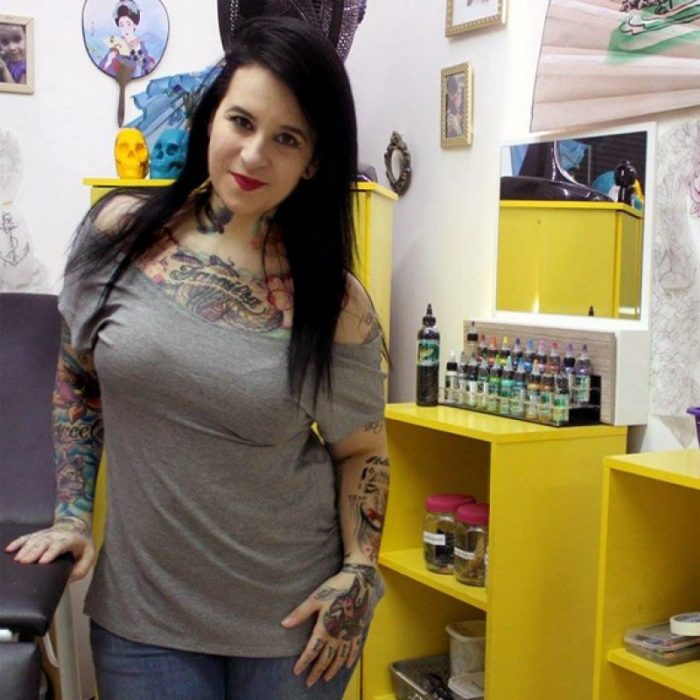 Artista del tatuaje flavia parada en su estudio 