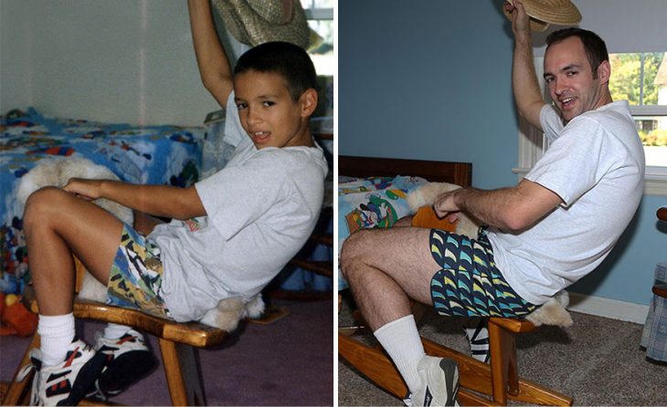 Hombre recreando una imagen de cuando era niño sobre un cabalo de madera 