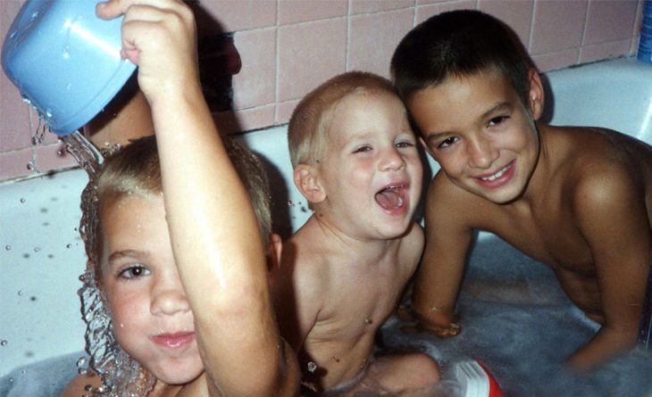 Niños dentro de una bañera 