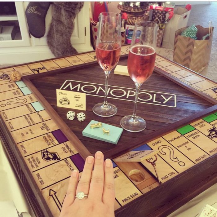 juego de monopolio con propuesta de matrimonio y anillo de compromiso