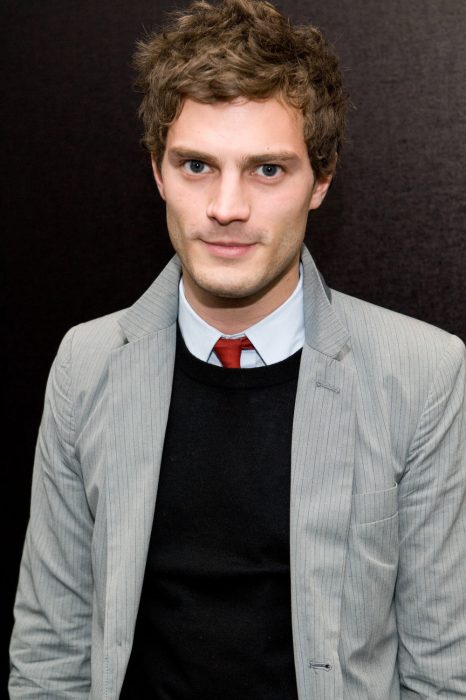 jamie dornan posando para una foto en una alfombra roja 