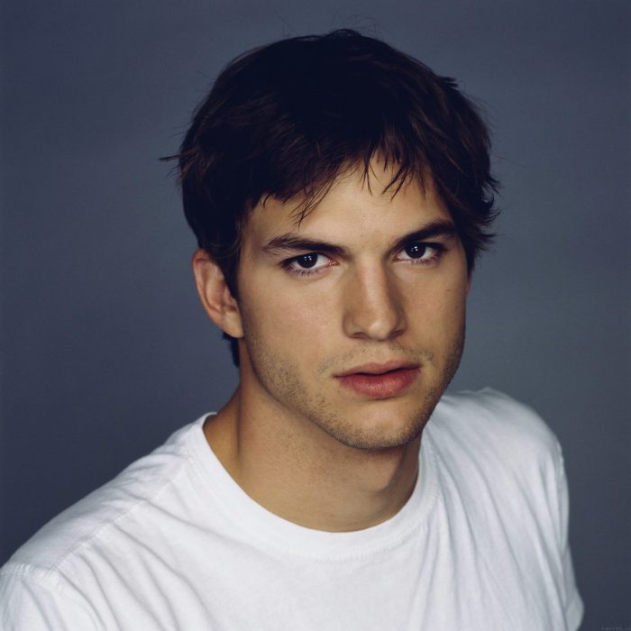 Ashton kutcher en una alfombra roja 