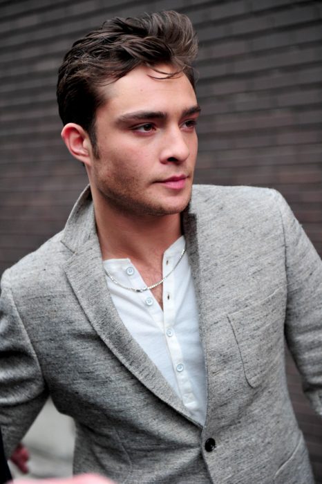 actor de gossip girls chuck bass posando para una foto 