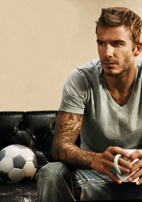 david beckham sentado en un sofá bebiendo café 