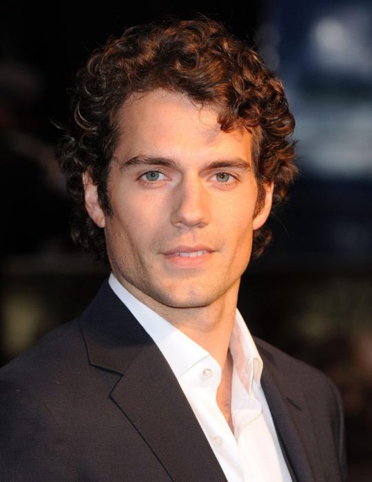  Henry Cavill en una alfombra roja 