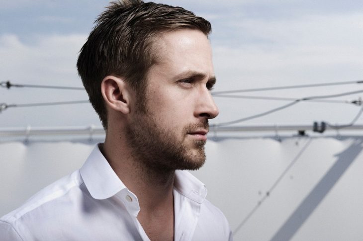 ryan goslin son barba vestido de blanco 