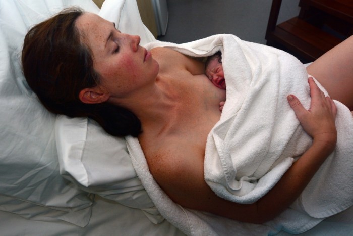 recién nacido en pecho de su madre
