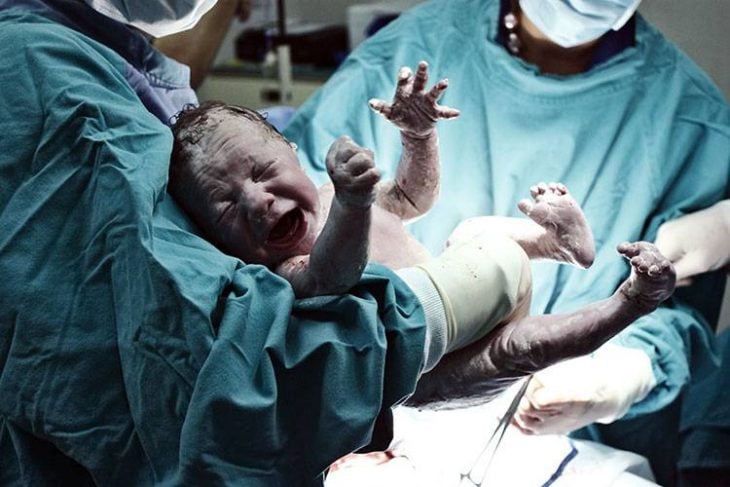 bebé recién nacido llora