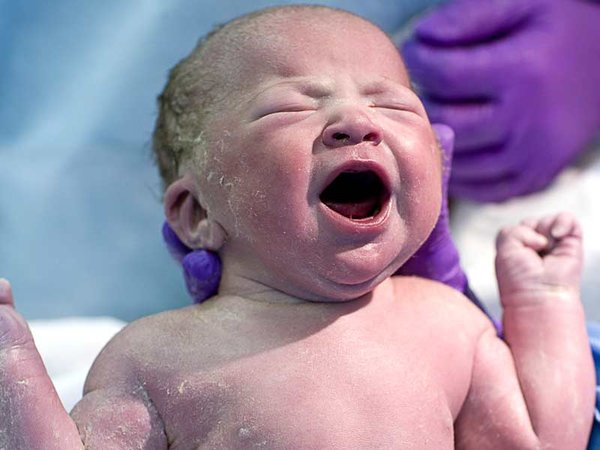 bebé recién nacido respira por primera vez