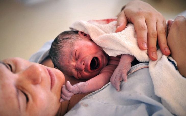 recién nacido en pecho de su mamá