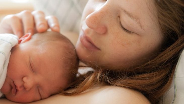 recién nacido toma siesta en pecho de su madre