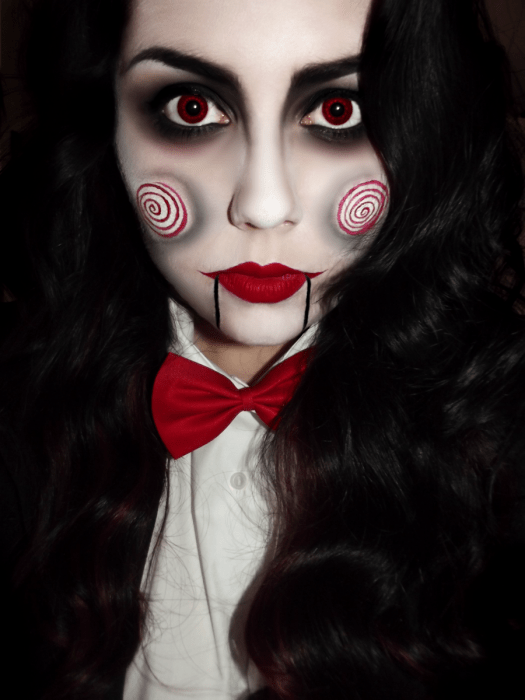 Chica con maquillaje para halloween como saw