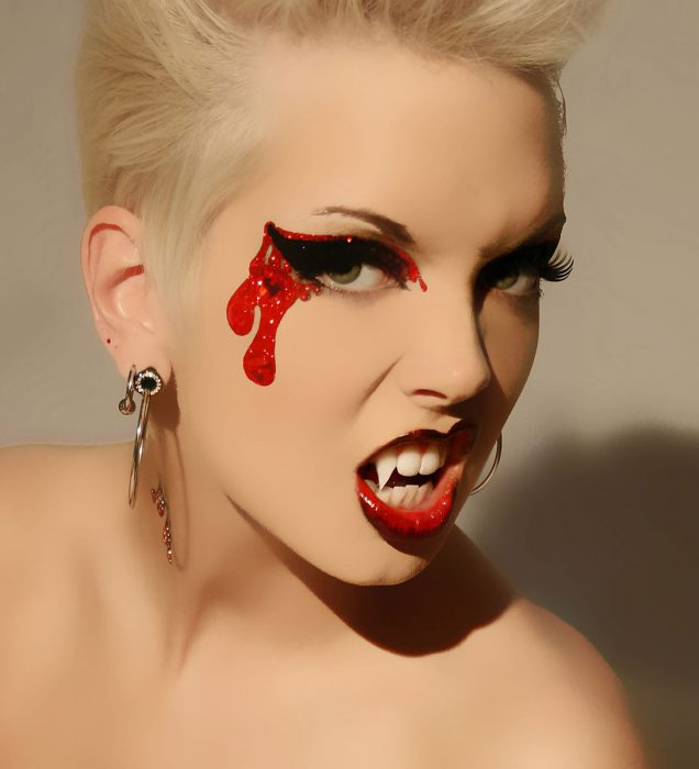 Chica con maquillaje para halloween vampiresa con colmillos 