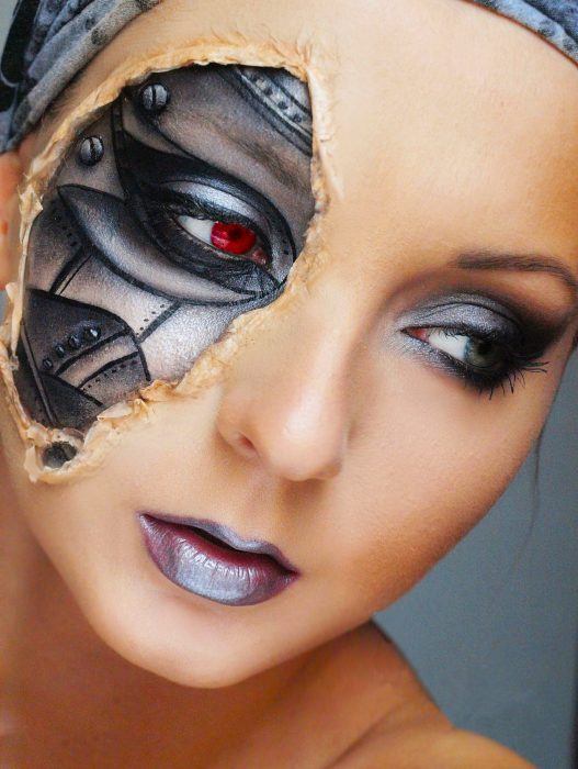 Chica con maquillaje para halloween con un pedazo de la cara como robot 