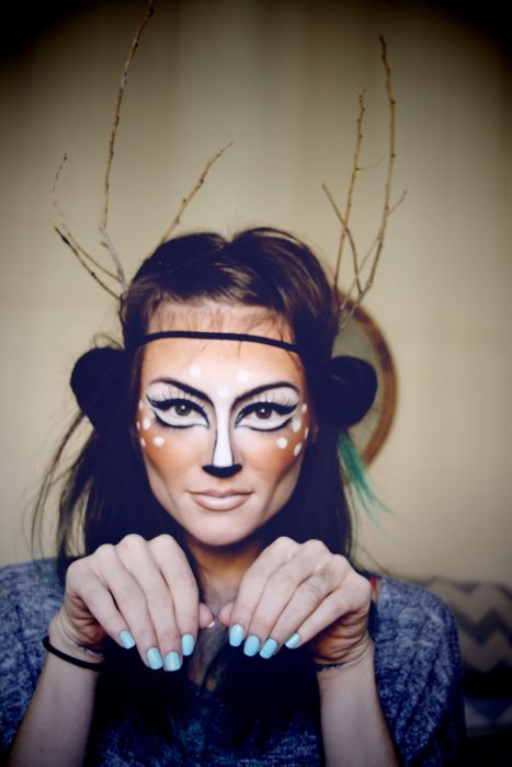 Chica con maquillaje para halloween como un venado 