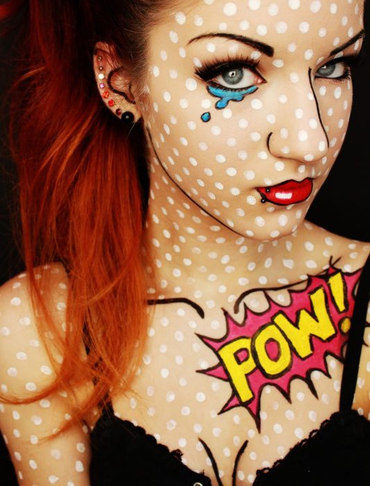 Chica con maquillaje para halloween como pop art 