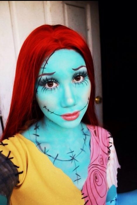 Chica con maquillaje para halloween como la novia de jack 