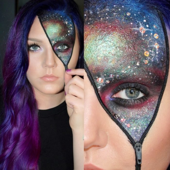 Chica con maquillaje para halloween con un cierre y la mitad del rostro como una galaxia 