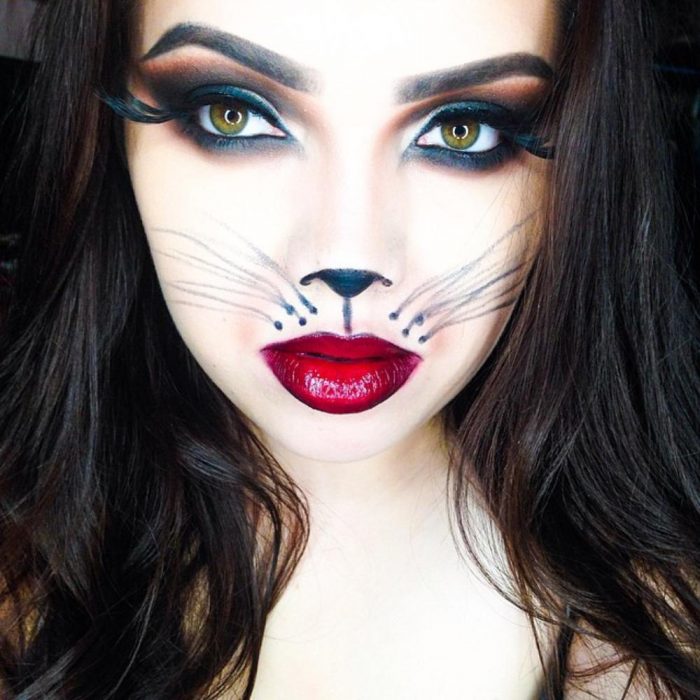 Chica con maquillaje para halloween de gato 