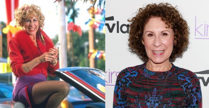 Rhea Perlman interpretando el papel de la mamá de matilda cuando era joven y unos años después 