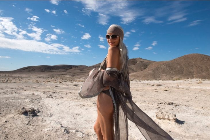 Modelo de 59 años de edad en una sesión de fotos en el desierto 