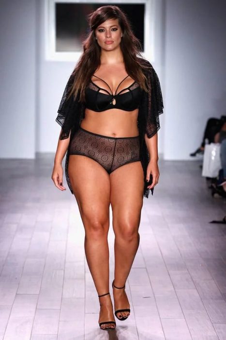 Modelo talla grande Ashley Graham en pasarela