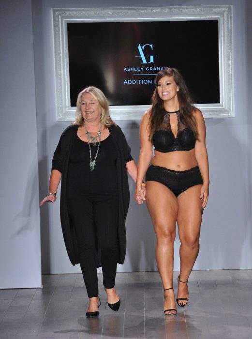 modelo talla grande en pasarela Ashley Graham