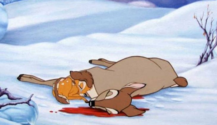 Escena de la película bambi cuando su madre muere y queda tirada en el bosque 