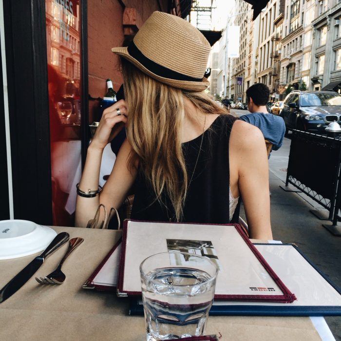 chica comiendo en la calle